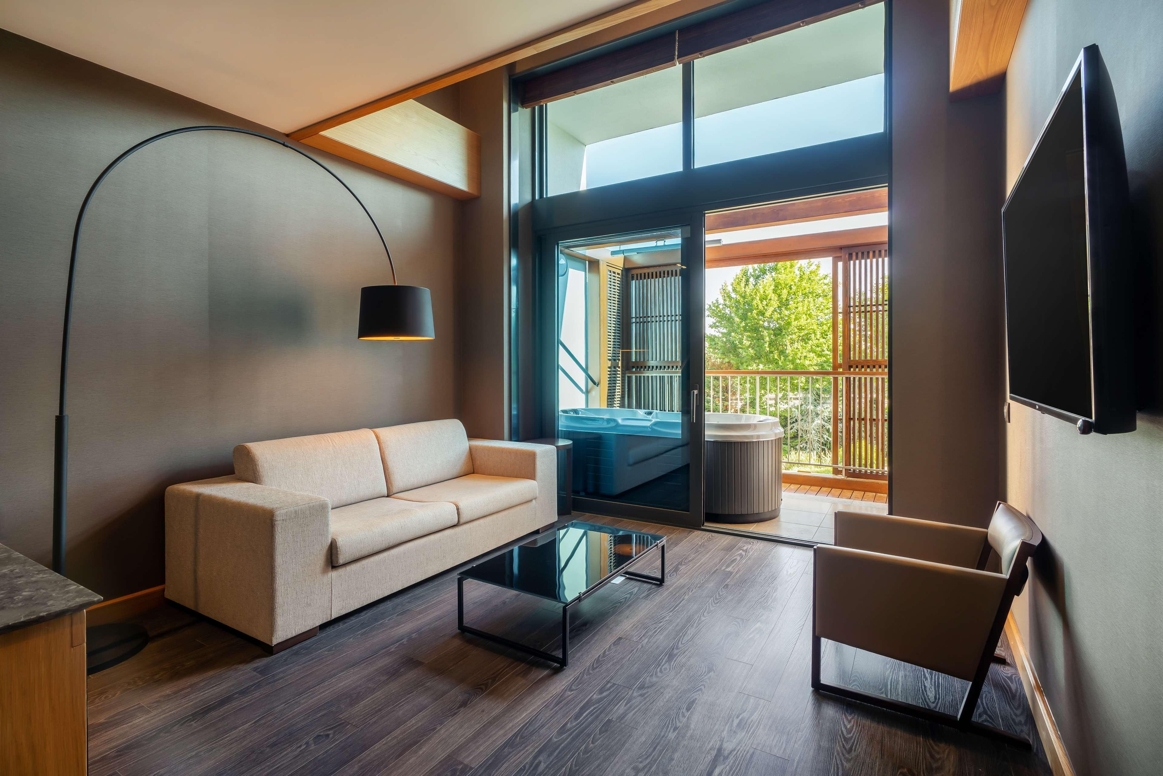 Radisson Blu Hotel & Spa, Istanbul Tuzla Exterior photo A suite at the hotel