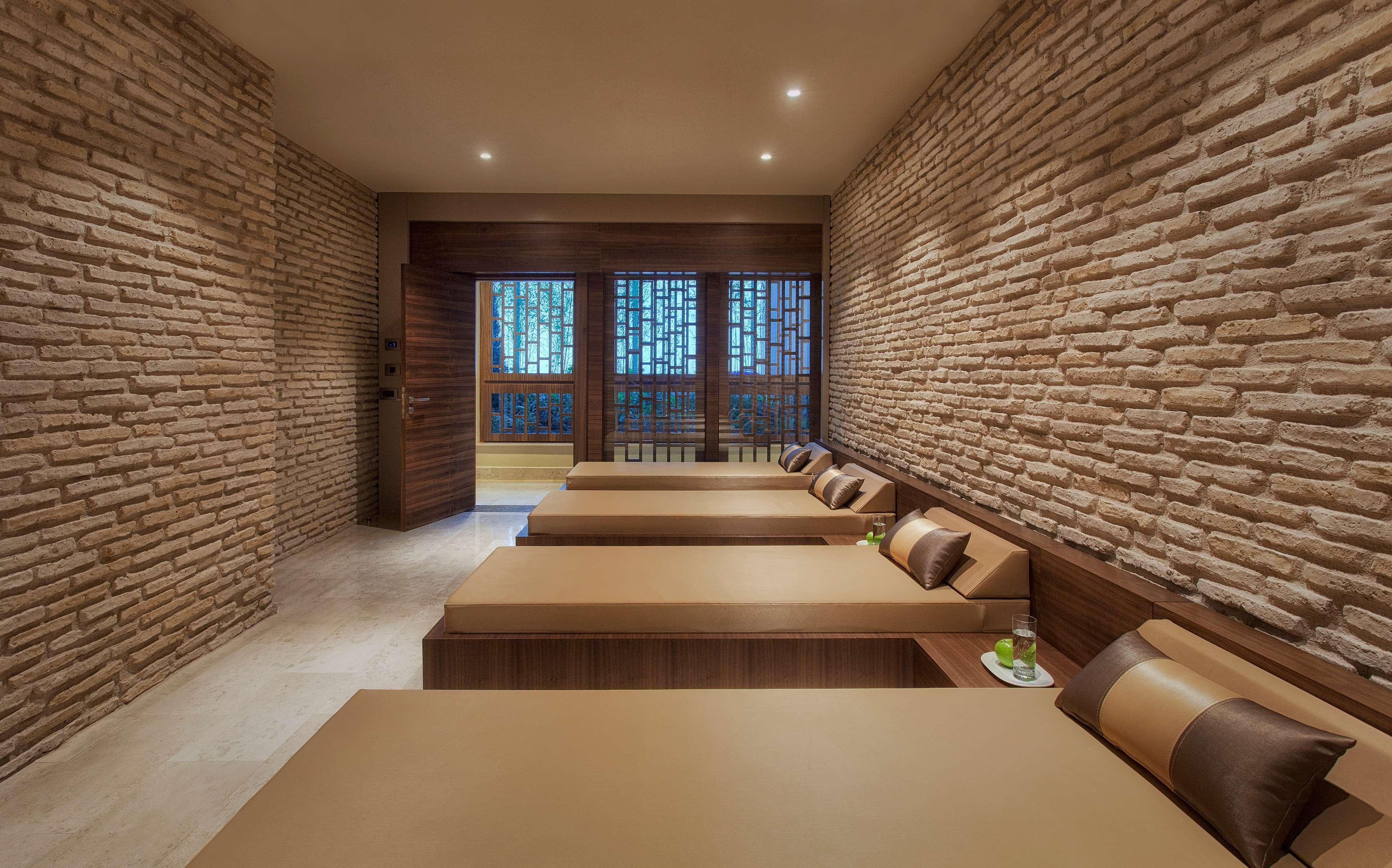 Radisson Blu Hotel & Spa, Istanbul Tuzla Exterior photo A room at the spa