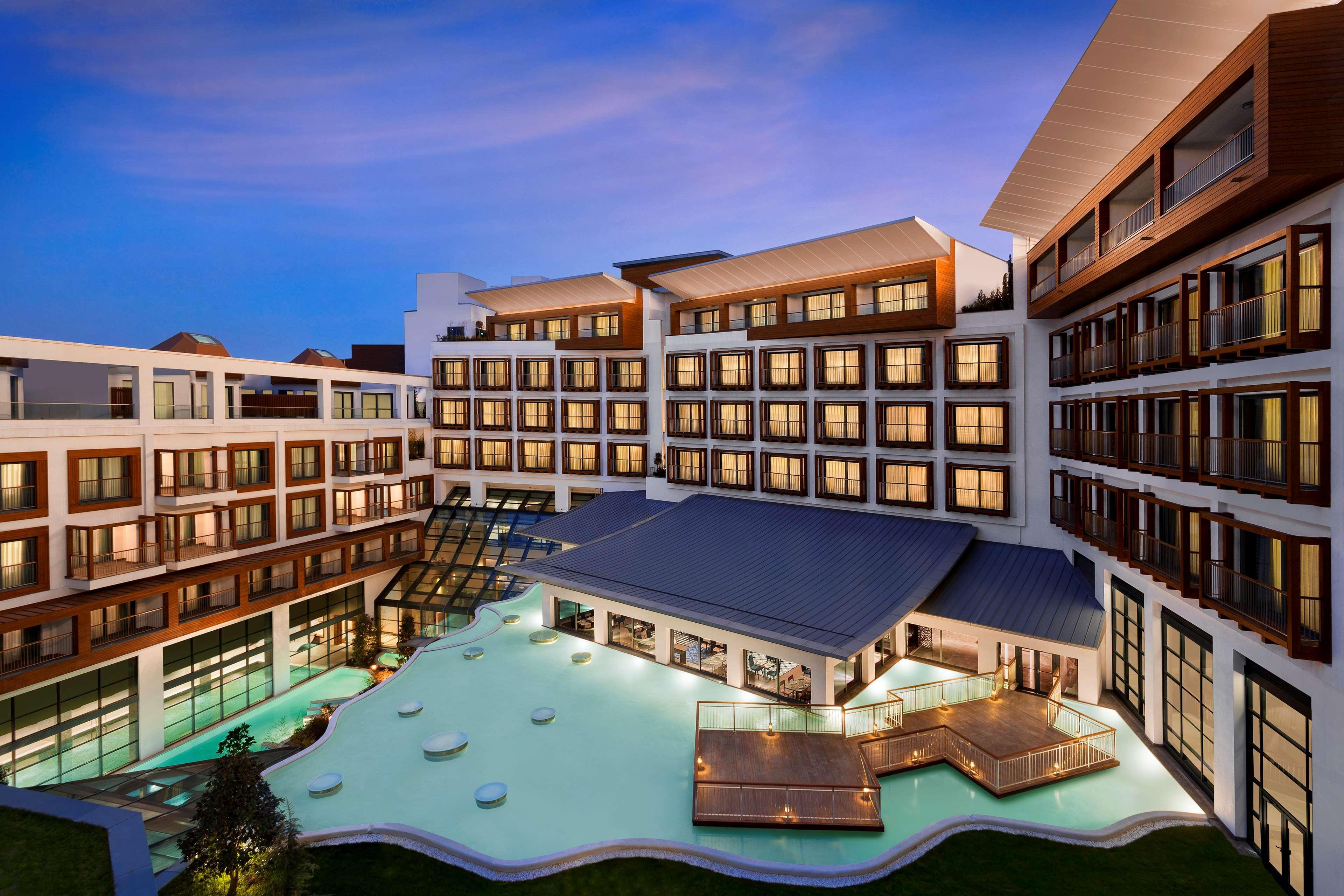 Radisson Blu Hotel & Spa, Istanbul Tuzla Exterior photo The hotel's courtyard