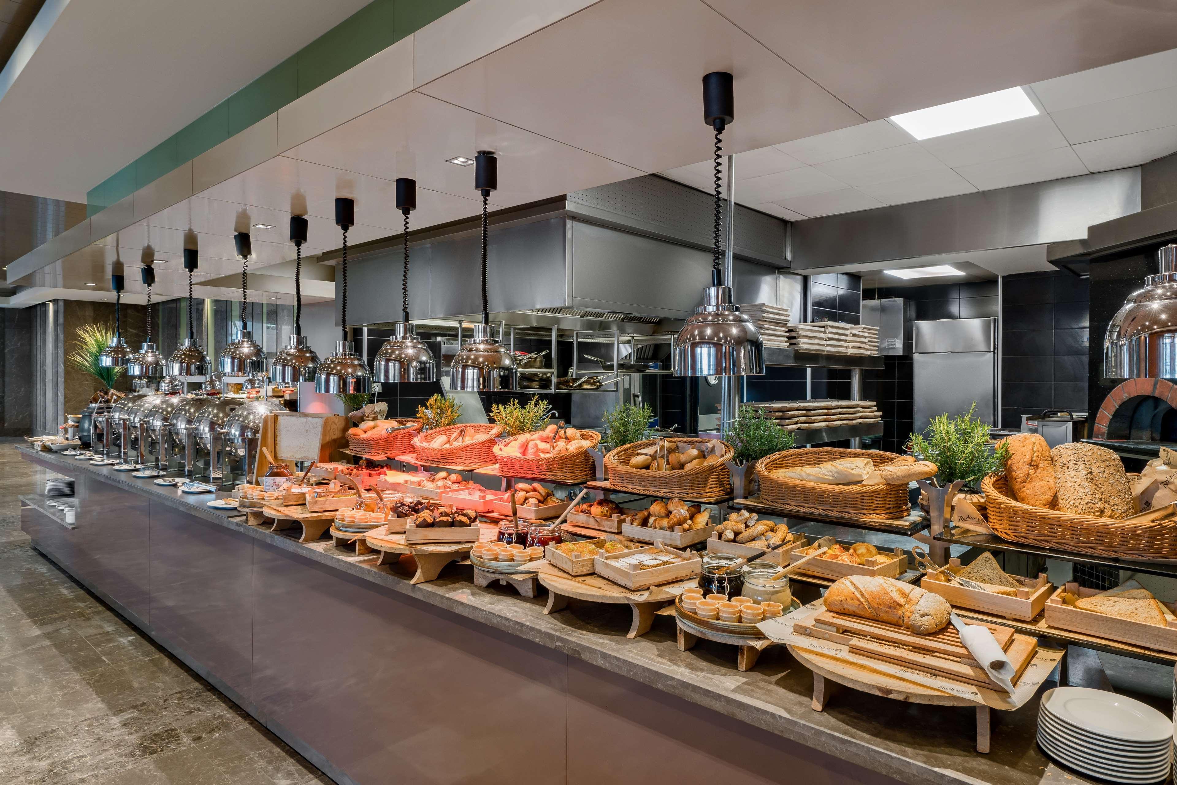 Radisson Blu Hotel & Spa, Istanbul Tuzla Exterior photo A buffet at a hotel