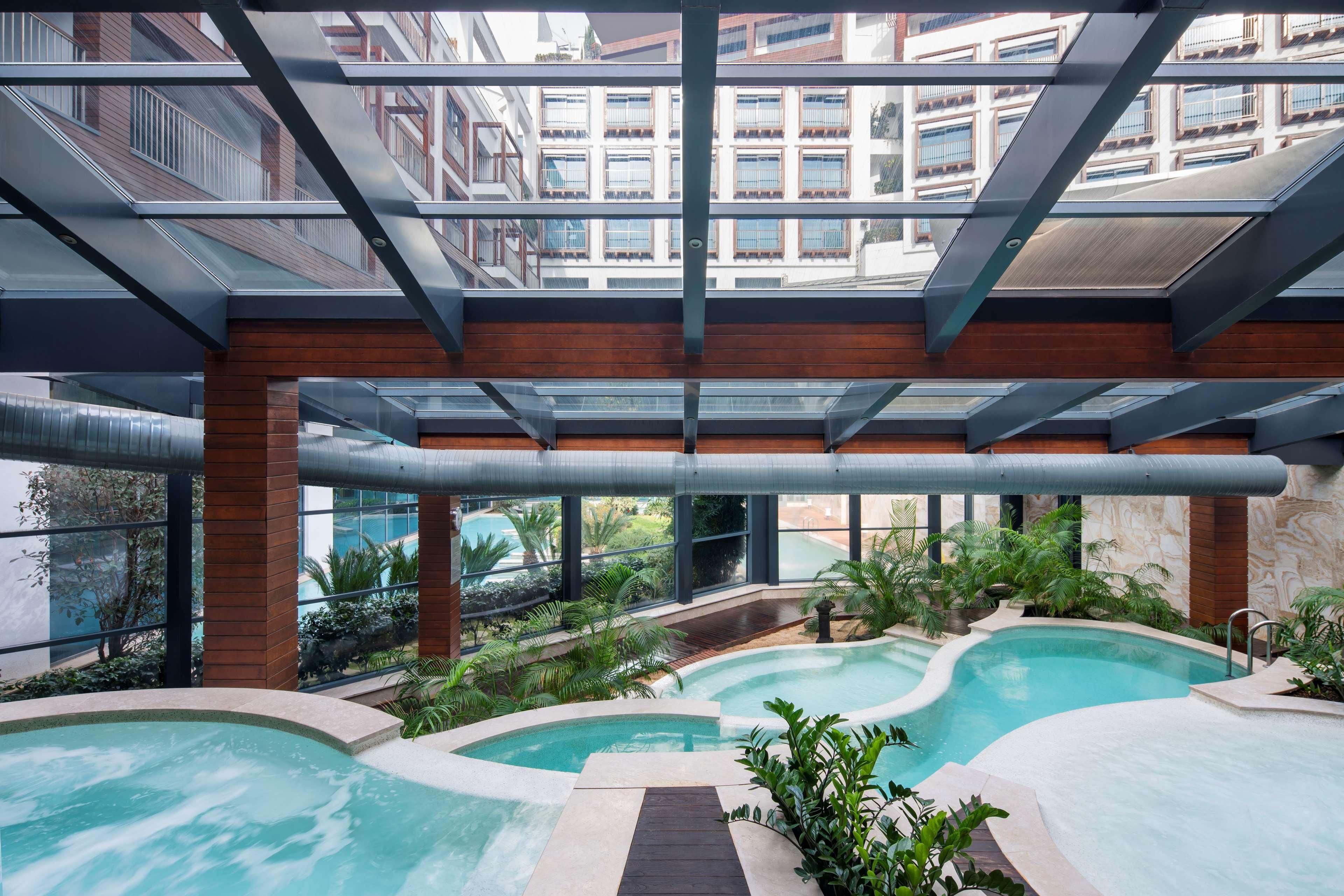 Radisson Blu Hotel & Spa, Istanbul Tuzla Exterior photo The swimming pool