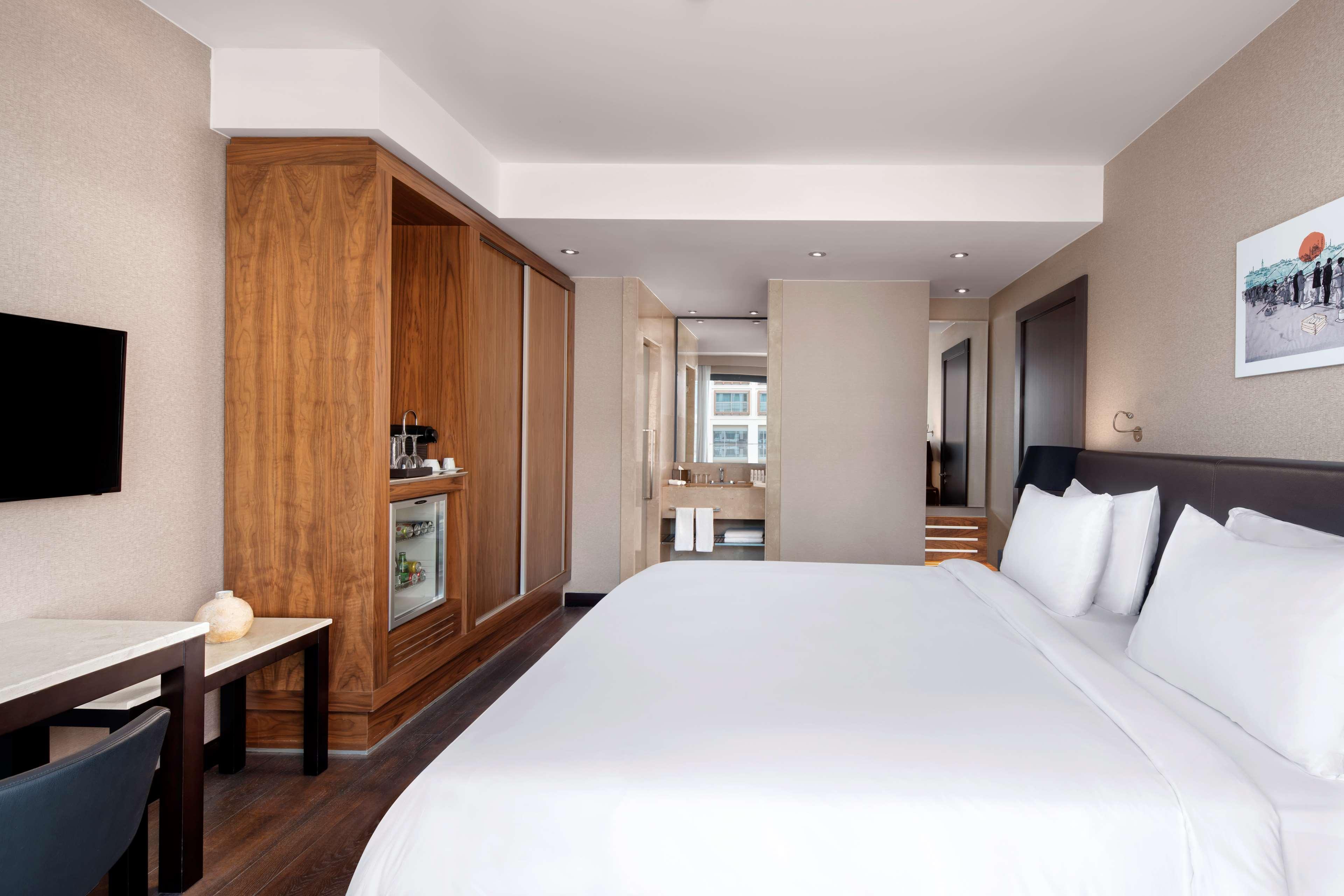 Radisson Blu Hotel & Spa, Istanbul Tuzla Exterior photo A guest room at the hotel