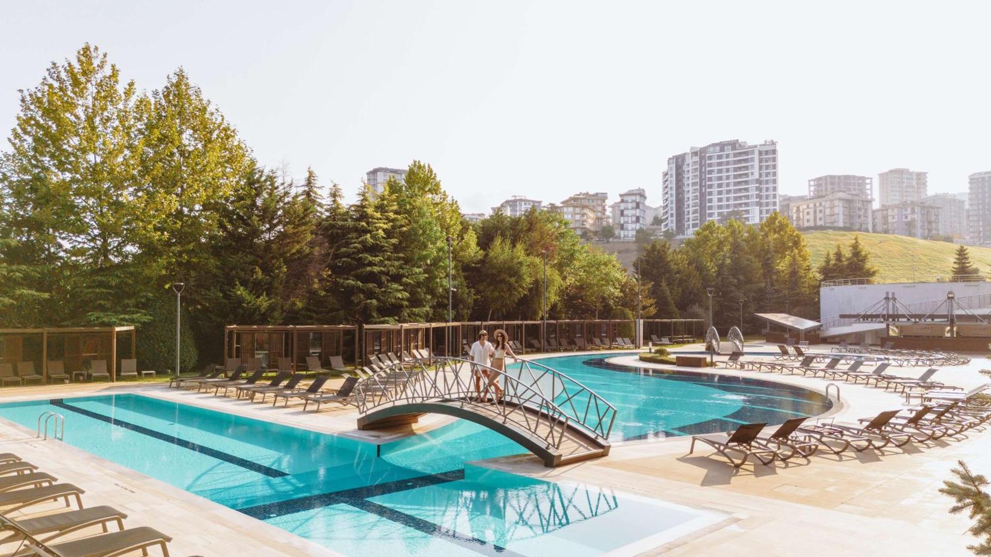 Radisson Blu Hotel & Spa, Istanbul Tuzla Exterior photo The swimming pool at the complex